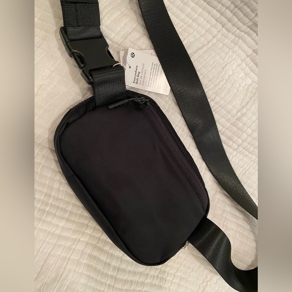 NWT Lululemon Everywhere Belt Bag 1L Black Waist Bag Crossbody - Picture 11 of 12